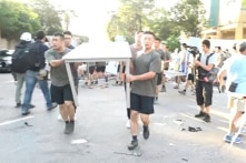 Quân đội đồn trú của Bắc Kinh ra dọn dẹp đường phố Hồng Kông