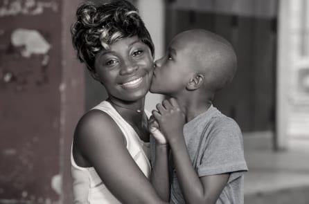 Sức mạnh của người mẹ: Đào ao bằng xẻng!