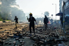 Đôi co giữa cảnh sát và người biểu tình cố thủ tại PolyU vẫn tiếp tục