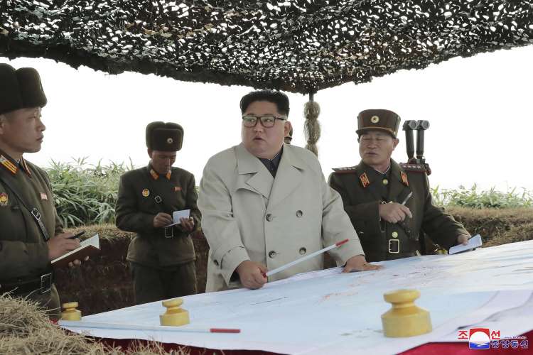 Ông Kim Jong-un giám sát một vụ thử tên lửa của quân đội Bắc Hàn.