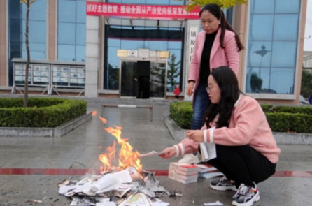 Cảnh đốt sách kiểu Phát xít tái hiện tại Trung Quốc
