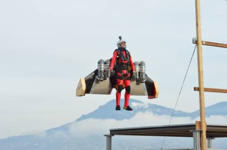 Phản lực đeo lưng Jetman giờ đã có thể cất cánh từ mặt đất (video)