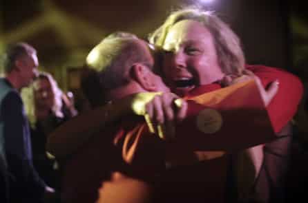 Nhân viên khóc khi được thưởng tổng 10 triệu USD cuối năm