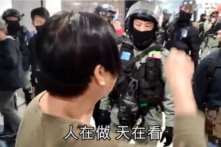 Người phụ nữ trung niên mắng cảnh sát Hồng Kông lạm dụng bạo lực