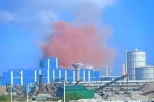 Khói màu hồng bất thường tại Nhà máy thép Hòa Phát Dung Quất