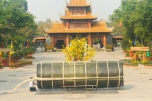 ‘Đòn bánh tét’ khổng lồ chứa 2.020 bánh nhỏ tặng người nghèo