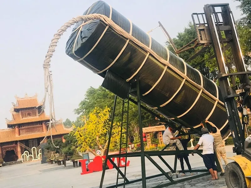 bánh tét khổng lồ