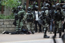 Cảnh sát Hồng Kông bắt người dân quỳ xuống và đánh phóng viên