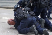 Hồng Kông: Cảnh sát đánh người đàn ông lớn tuổi chảy máu đầu