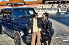 TQ: ‘Cô gái quyền lực’ ngang nhiên lái xe vào Cố Cung khiến dân mạng xôn xao