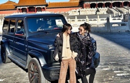 TQ: ‘Cô gái quyền lực’ ngang nhiên lái xe vào Cố Cung khiến dân mạng xôn xao