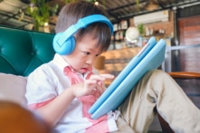 Nghiên cứu: Trẻ nhìn màn hình nhiều có nguy cơ bị chậm phát triển