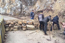 Ảnh: Người Trung Quốc ngăn đường để tự bảo vệ khỏi dịch bệnh