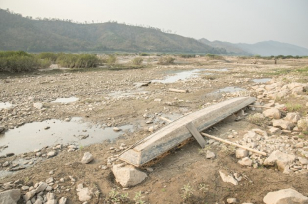“Khóc một dòng sông…”