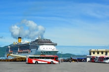 Huế: Hai du thuyền chở 1.300 khách cập cảng Chân Mây