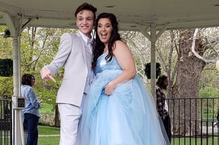 Chàng trai tự may cho bạn chiếc váy mơ ước vì không đủ tiền mua