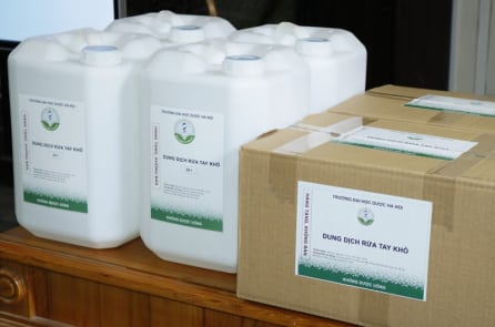 Đại học Dược Hà Nội tặng 650 lít dung dịch nước rửa tay khô