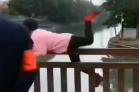 Video nhảy sông phản đối chính sách phạt không đeo khẩu trang