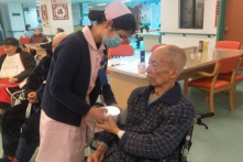 COVID-19 đã xâm nhập nhiều viện dưỡng lão ở Vũ Hán?