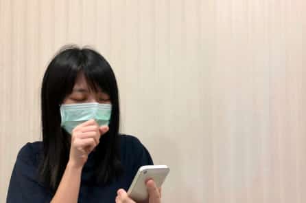 Ngừa COVID-19: Làm sạch điện thoại còn quan trọng hơn đeo khẩu trang