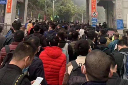 Hàng ngàn người Trung Quốc xin nhập cảnh Việt Nam, ít nhất 2 người bị sốt