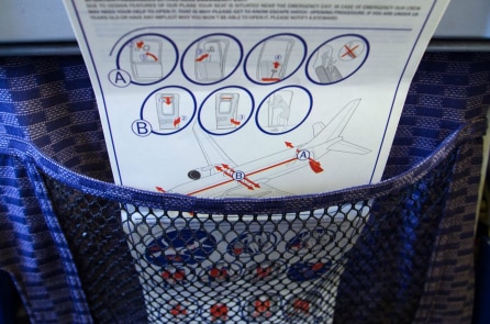 COVID-19: Tiếp viên hàng không khuyên không nên dùng túi đựng trên ghế