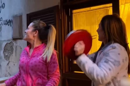 Phong trào ra ban công cảm tạ nhân viên y tế tuyến đầu ở phương Tây