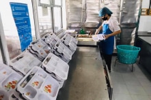 Một nhóm khác của Cty Trường Sinh làm việc tại Bệnh viện Nội tiết Trung ương