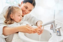 Gel rửa tay khô và rửa tay với nước và xà phòng, cái nào công dụng hơn?