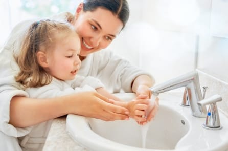 Gel rửa tay khô và rửa tay với nước và xà phòng, cái nào công dụng hơn?