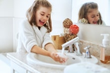 Vì sao rửa tay bằng xà phòng ngừa bệnh tốt hơn nhiều so với nước rửa tay khô?