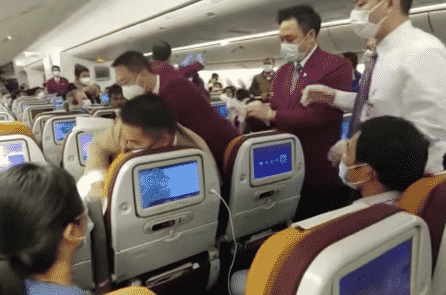 Chờ kiểm dịch quá lâu, nữ hành khách TQ tức giận ho thẳng vào tiếp viên