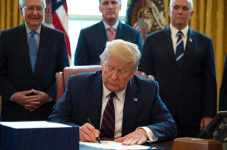 TT Trump ký luật cứu trợ kinh tế 2,2 nghìn tỷ USD