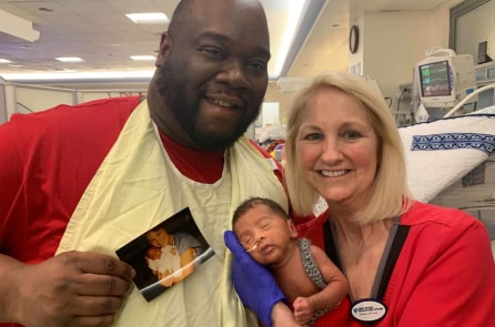 Bố đứa trẻ sinh non cũng được đúng y tá đó chăm sóc 33 năm trước