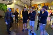 Người nước ngoài phải trả phí điều trị viêm phổi Vũ Hán