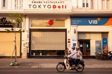 TP.HCM: Giảm 1/2 thu nhập tăng thêm của công chức để hỗ trợ 600.000 người mất việc