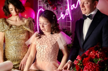 Hủy tiệc vì dịch corona, cô bé tặng thực phẩm cho người bị cách ly