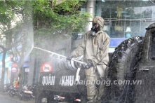 Lực lượng phòng hóa phun khử trùng một số khu vực tại Hải Phòng
