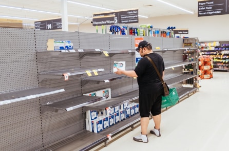 Dịch COVID-19: Vì sao người dân đổ xô đi mua giấy vệ sinh?