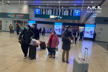 Tỷ lệ truyền nhiễm giữa người không và có triệu chứng không khác biệt lớn?