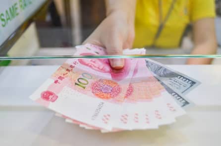 WHO: COVID-19 có thể lây qua tiền mặt