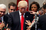 trump pray 1