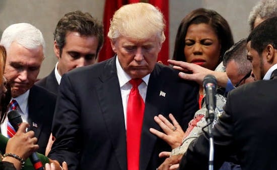 trump pray 1