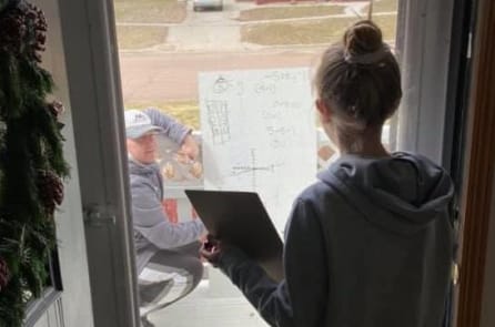 Thầy giáo đứng ngoài cửa dạy học cho học sinh vì phải cách ly cộng đồng