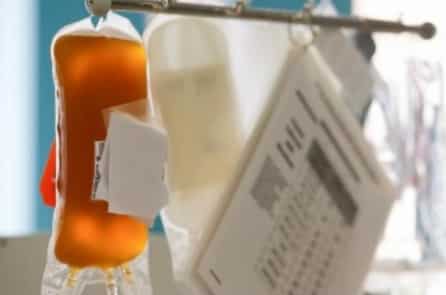 Anh bắt đầu thử nghiệm lâm sàng huyết tương trong điều trị bệnh nhân COVID-19