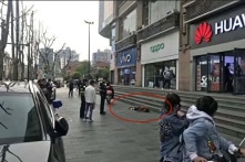 Vũ Hán: Vừa bỏ phong tỏa đã có người ngã quỵ trên phố vì “say rượu”?