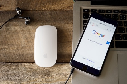 Google và Apple hợp tác phát triển ứng dụng theo dõi COVID-19