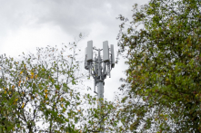 Anh: Ăng-ten 5G bị đốt, có tin đồn chúng mang tới dịch bệnh