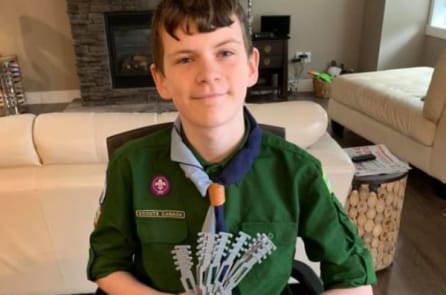 Cậu bé phát minh thiết bị giúp không bị đau tai vì đeo khẩu trang lâu