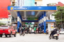 Giá xăng tại Việt Nam tiếp tục tăng mạnh gần 700 đồng/lít